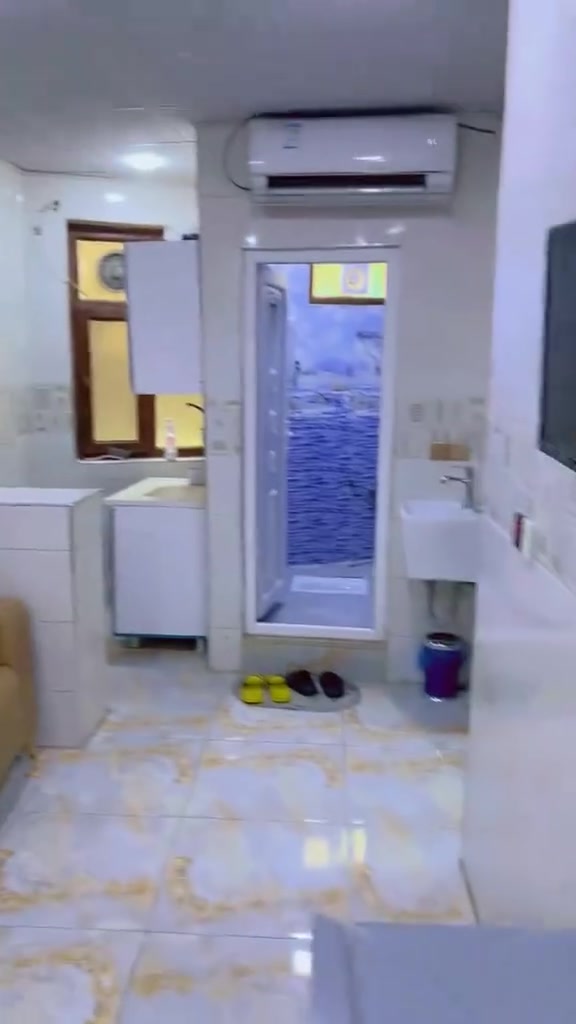 سلام عليكم
🏠 شقق للإيجار اليومي
✅ شقق نظيفة ومريحة
✅ ثلاث طوابق كل طابق شقه
✅ موقع مناسب وخدمات متوفرة
✅ مناسبة للعوائل والشباب
العنوان كربلاء قرب الامام الحسين ***********
