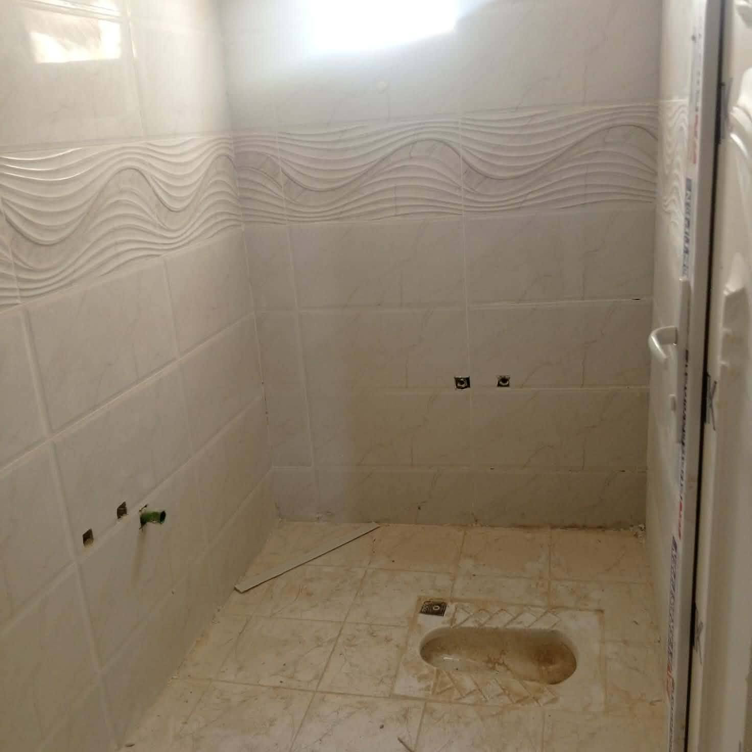 بسم الله الرحمن الرحمن الرحيم بيت للبيع المساحه 50 متر مربع بناء درجه اولى طابو زراعي سند 25 مرقم من قبل البلديه مشمول بلتطويب #خط_اول  السعر 20مع المجال يحتوي على غرفه +صاله+مطبخ+ بناء طابوك جمهوري اساس وسقف صب كونكريت بناء درجه اولى متوفر جميع الخدمات ماء كهرباء تبليط للاستفسار ***********
