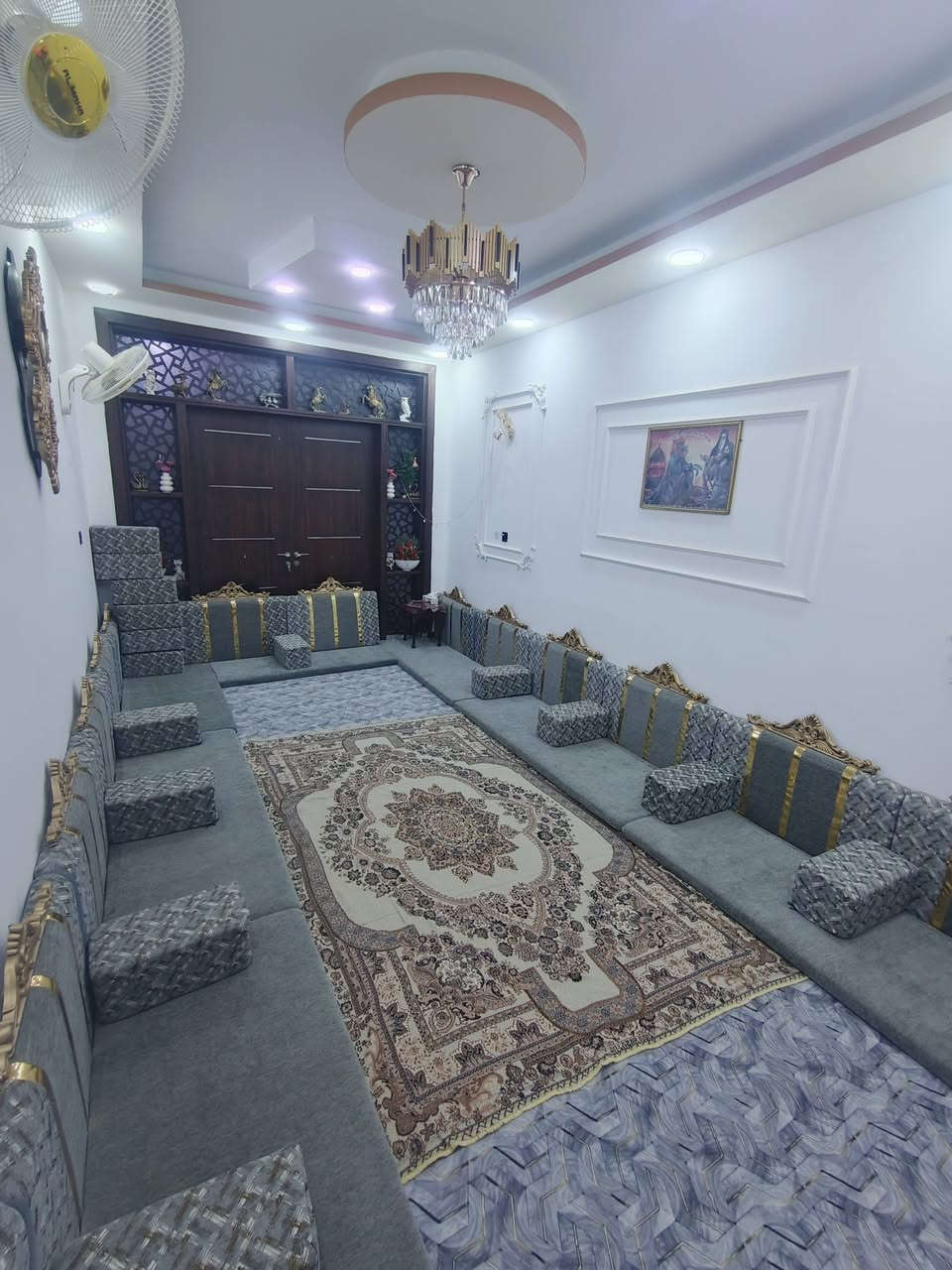 يالله اسلام عليكم بيت للبيع النجف الاشرف سايدين الصب عمود 314 مقابيل ملحق قريه الغدير طابو زراعي سند 25 البيت مساحته 150م يتكون من صاله وستقبال وطرمه وغرفتين جوه وصحيات داخليه وخارجيه البيت نضيف كلش وبناء حديث مصار هواي من شتريته منطقه هادئه وناسهه مرتبه السطح مزفت ومدكوك شتايكر المناور مصقفه بيت جاهز من كلشي خدمات ماء كهرباء تبليط الباب البيت شارع مغلق مامفتوح هاي تفاصيل كلهه السعر خاص  ولي عنده سوال يتصل او يتفصل خاص ***********
