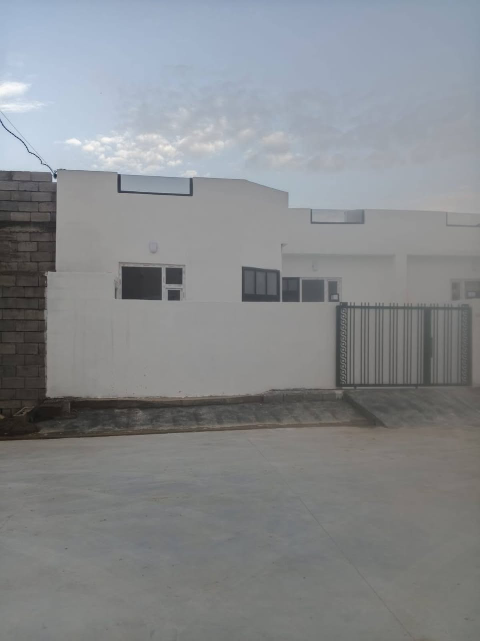 رقم الاعلان 2324
بيع مستعجل جدا جدا 
#دارللبيع عدد 3
#مساحة كل دار_90م مربع
صفر مامسكون _zero 
كركوك بنجاعلي خلف شقق
#مكونات (غرفة نوم مطبخ استقبال وصحيات وكراج سيارة)
فول خدمات
فرع عريض
فرع تبليط
فول سيراميك
نظام دكت
قريب من مدرسة
#سعر الواحد 26مليون و بي مجال
☎️*********** واتساب
☎️*********** واتساب
#مكتب_ازاد_للعقار
