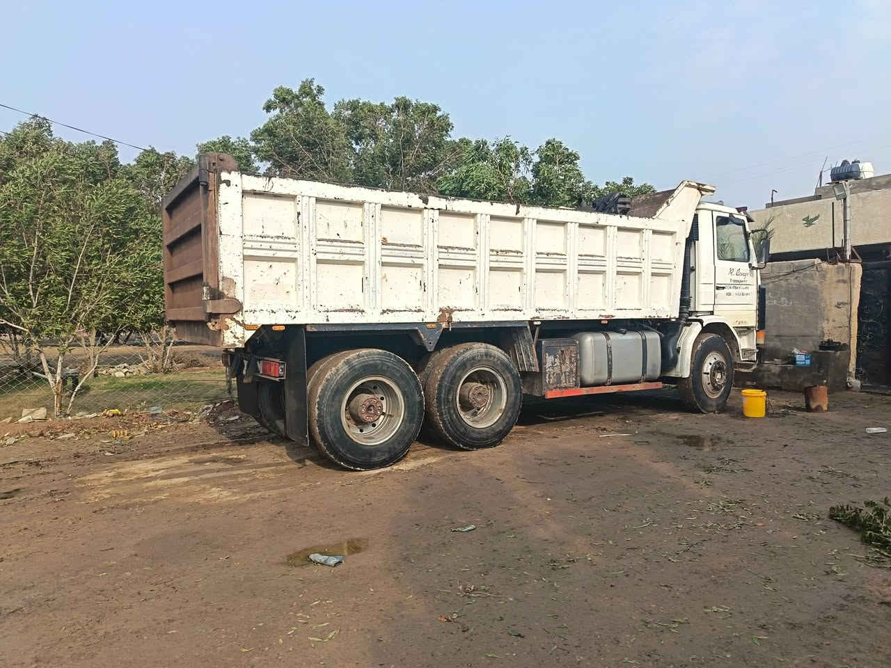 السلام عليكم سكانيا للبيع 13 ماكينه 88  جير 3/3 بلاديه ما    مطوله مكاني بغداد ***********
