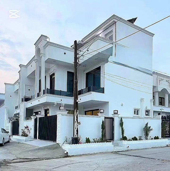 {520}
إعلان بيوت للبيع
تتوفر دار ركن للبيع في كركوك، حي القادسية الأولى تقاطع ابو خطاب قرب مدرسة طيبة الابتدائية المختلطة.
مواصفات البيوت:
 * المساحة: 100ركن مربع.
 * الأبعاد: واجهة 10 أمتار وعمق 10 متر.
 * البناء: طابقين بمواصفات حديثة .
 * التصميم الداخلي:
   * الطابق الأول: درج داخلي كراج، غرفة استقبال، مطبخ حار وبارد، غرفة نوم، وصحيات.
   * الطابق الثاني: غرفتين وهول وصحيات.
 * الموصفات: نظام دكت - مغربي - غاز .
للتواصل:
للتعرف على السعر أو الاستفسار، يرجى الاتصال :
(مكتب باب الثقة للعقارات )
لأن عقارك يستحق الأفضل... ثق بنا، نصل بك إلى هدفك.) 
 * ***********
 * ***********
المكتب: مكتب باب الثقة للعقارات ،حي العسكري، خلف جامع المعراج.
