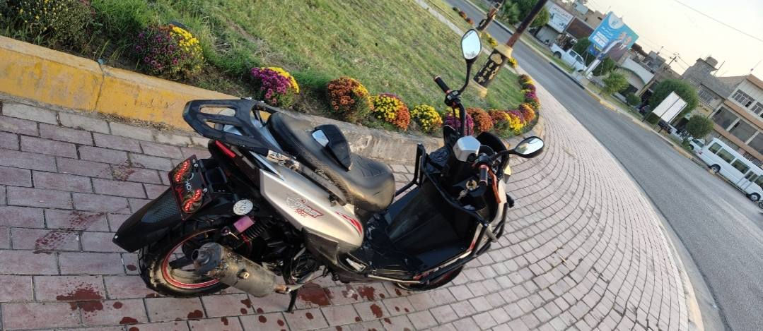 دراجه سكنز صيني للبيع بيع وليس (مراوس) الدراجه نكره سلف بعز البرد والمطر كهربائياتهة كلهة شغالة الدراجه ما مفتوحه مكفوله بيهة ورقة مكاتبه الدراجه بانزين مو شحن 
هورن ماكو والسوباية مكسوره فقط 
مكاني كربلاء السعر خاص بسبب النفوس الضعيفه اذا تحب
 اتصل على هذا الرقم ***********
او راسلني خاص كربلاء, العراق
