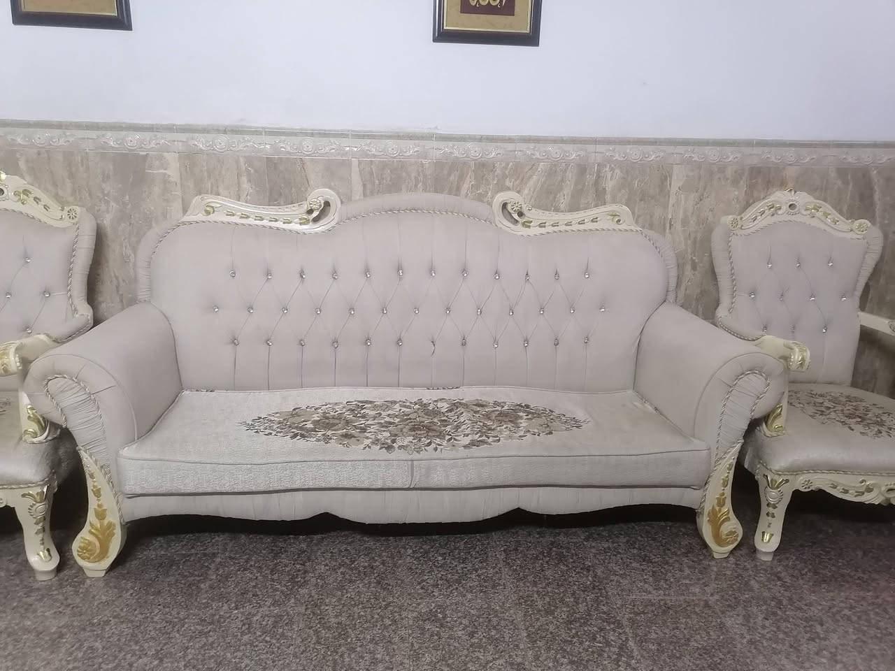 تخم للبيع عشر مقاعد لون اوف وايت السعر ٨٠٠ الف وبي مجال الاتصال على الرقم ***********
