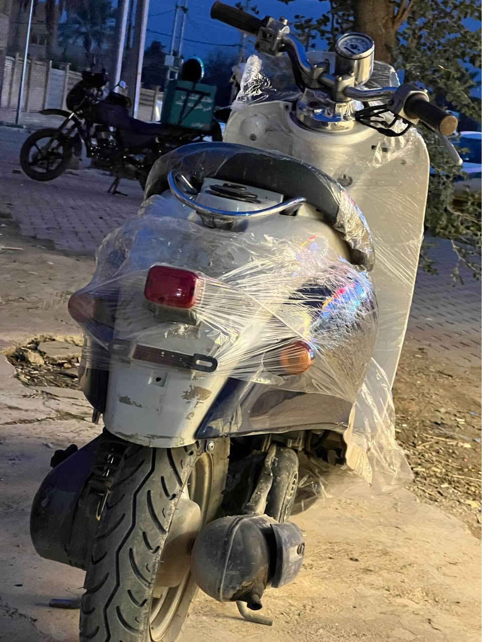 دراجة عبدالحليم نثية...حاوية يابانية اصل ماشية ٨ اشهر تقريباً...محرك و كابريتر كبس بلادية شوتة و صالنصة بلادية  المحرك نشط و تشتغل نگرة سلف و ما مفتوح ابداً شرط الفحص...بيه نواقص بسيطة كهربائيات و قطعة وحدة من الكفر واضحة بالصور.
السعر مذكور و بيه مجال بسيط
لتواصل *********** كركوك, العراق
