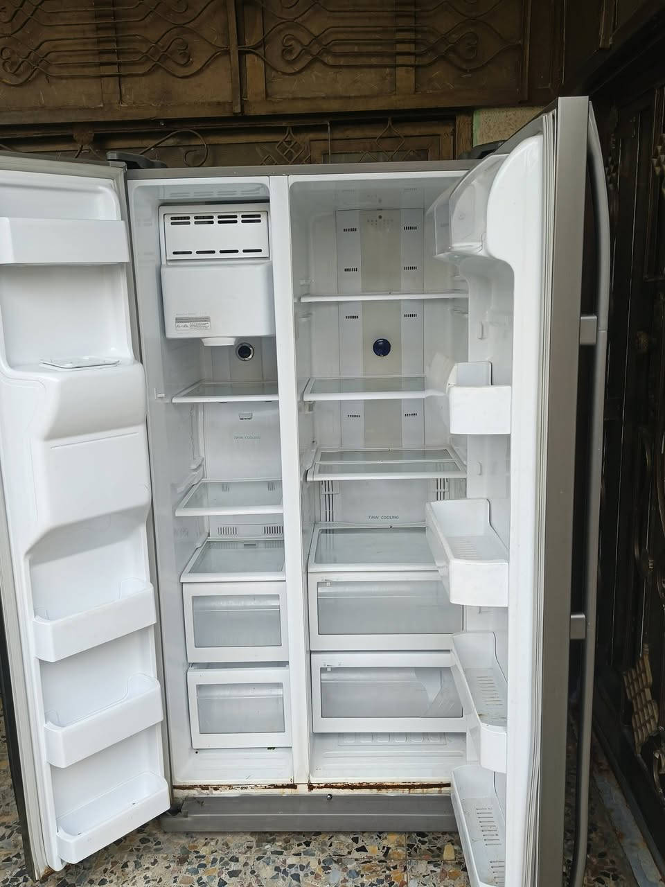 ثلاجة و مجدة سامسونج  السعر 200الزعفرانية دور الصحة الأولى للتواصل ***********
