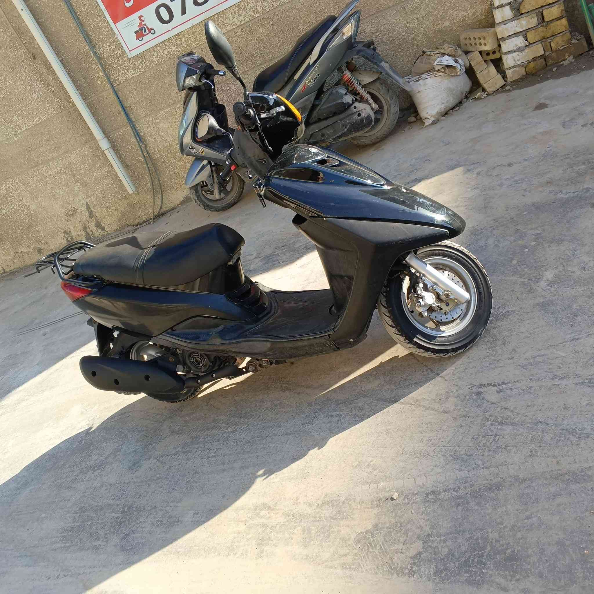 سلام عليكم دراجة اكزز نوزل للبيع
مكينة بلادية ممفتوحة
ادامة كاملة مسويلهة للدراجة
نقص ستنان البنص 
سعر 850 وبيها مجال
العنوان الكاظمية الطي 
وتساب ***********
