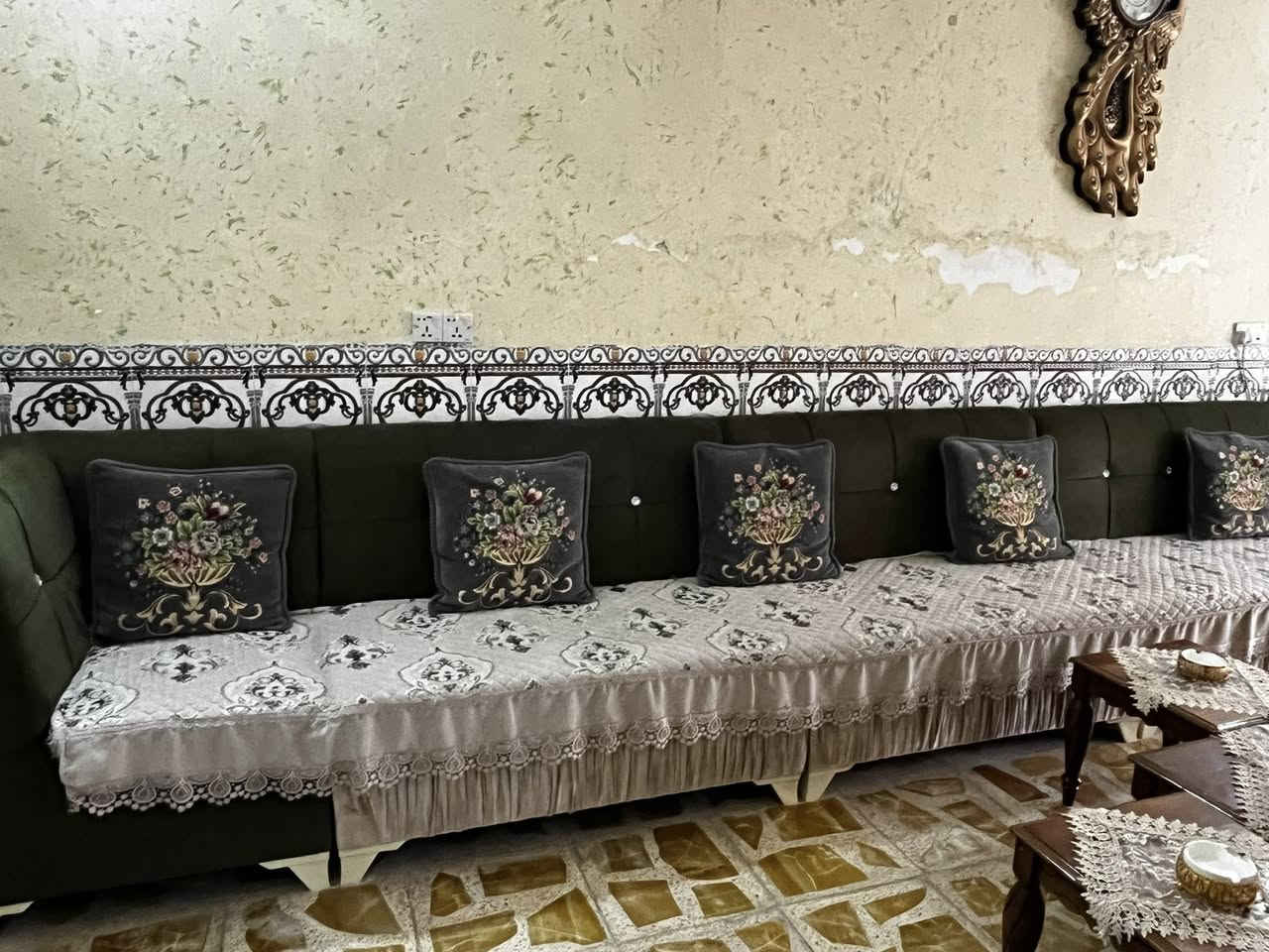 السلام عليكم تخم ديوان للبيع درجة اولة تفصال 10 امتار نظيف جداً يجي مع سيت طبلات و 12 كوشة و تلبيستهم وتلبيسة تخم و ذني كلهم ب 500 الف و بي مجال بسيط مكاني بغداد حسينية راشدية متواجد واتساب فقط
***********
