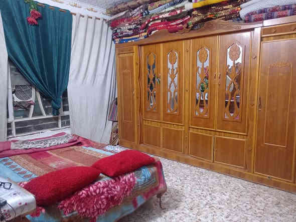 دار للبيع المساحه ٥٥٠ يتكون البناء من غرف نوم عدد ٢ مع صالة مع استقبال مع مطبخ مع صحيات داخلية وا خارجية مع كراج كبير السعر خاص للاتصال على الرقم *********** العنوان حي السجاد مقابيل سيد جواد فرع المضمد
