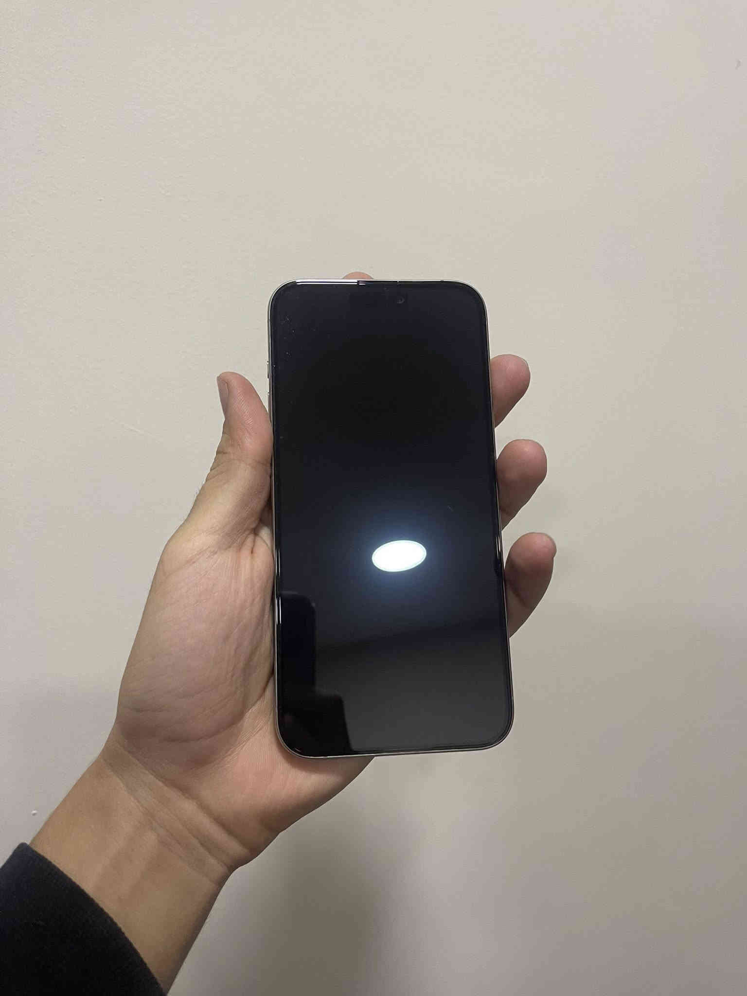 السلام عليكم 
ايفون15pro max للبيع(تيتانيوم)
ذاكره 256⭐️
بطاريه 92 ⭐️
نموذج m ⭐️
الجهاز وياه كارتونته الاصليه والكيبل الاصلي 
قبل 5. اشهر خلص الضمان مالته
الجهاز مشحون فقط 296. مره 
ولا شخط بيه لا بل شاشه ولا بل ضهر ولا بل جوانب 
جديد جديد جديد 
وياه حافظه من شركه آبل سعرها (35) الف
و وياه شاشه privacy للخصوصيه بعدني ممخليها 
وعليه شاشه ضد الكسر
السعر 1,150,000 وبيه مجال
للاتصال ***********
