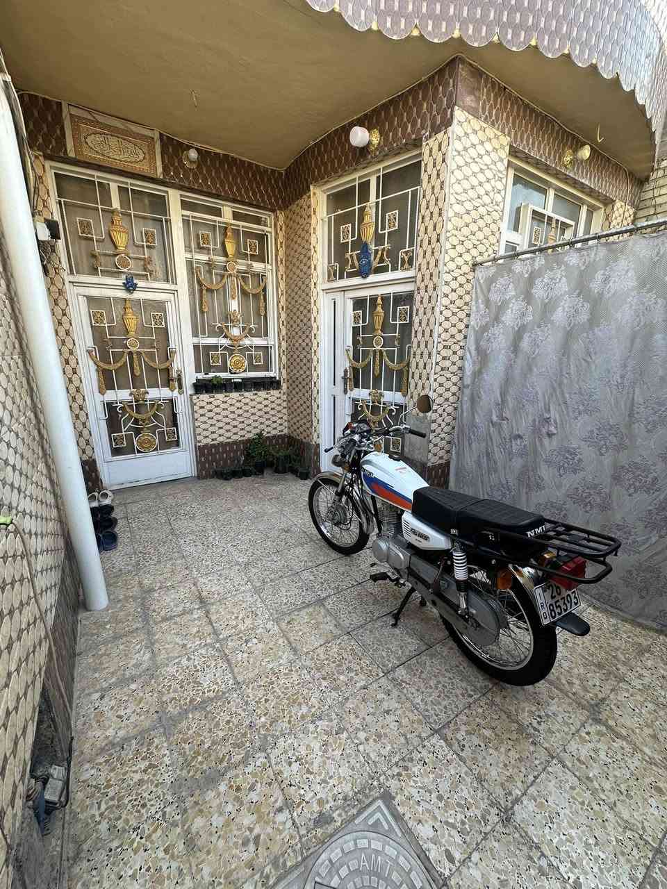 بيت للبيع
سلام عليكم 
بيت للبيع مساحه 120 متر بحي (الجمعية شارع عشرين قرب مدرسة المتميزين) البيت طابق ارضي استقبال و غرفة وصالة ومطبخ وتخاريج المطبخ مسوينة مخزن ومبين بالصور والمكشوفة مسويه مطبخ حراري وفوق الطابق الثاني غرفة وحدة اي استفسار راسلني او خابر على الرقم *********** .
