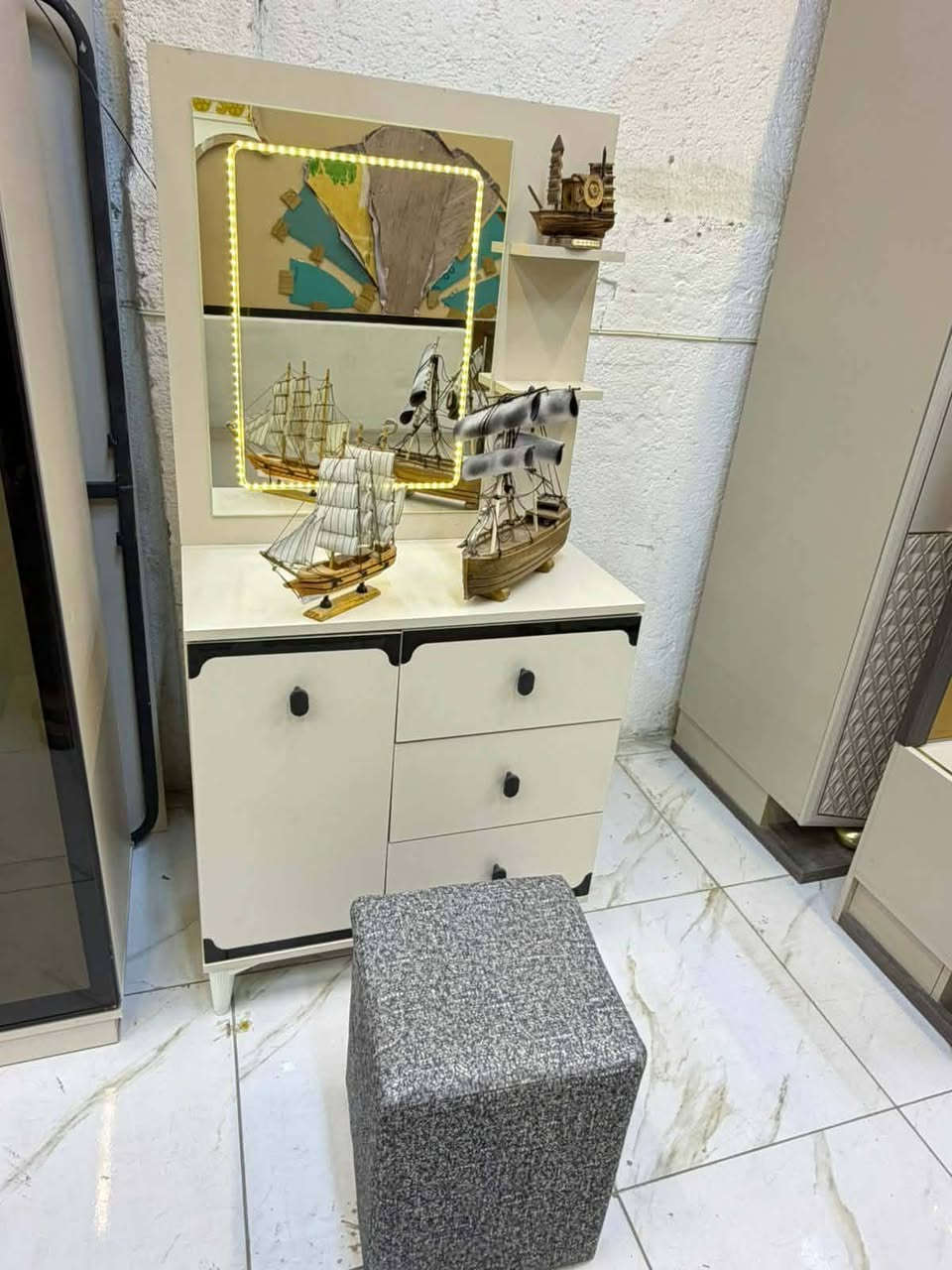 جمال الغرف والمصداقية يم معرض فتاح الجبوري غير✨
غرفة نوم النظافة 95% والسعر مناسب جدًا بهيج غرفة حلوة وشد ونقل متوفر كافة محافظات العراق واتساب ☎️☎️***********☎️☎️
