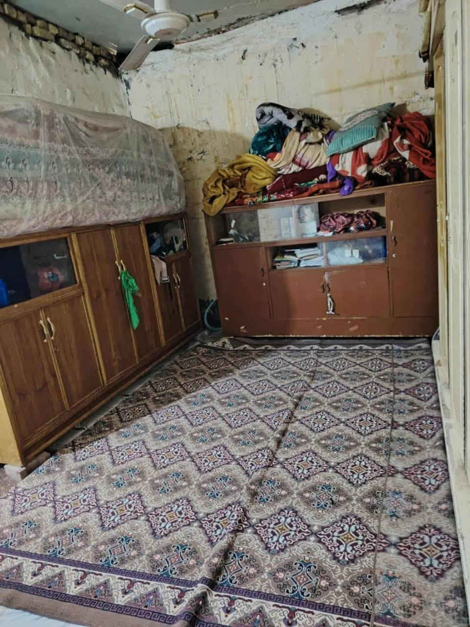 ياالله 
سلام عليكم 
البيت البيع  تجاوز 
مساحه كبيره 
يحتوي على استقبال وصاله ومطبخ وغرفتين نوم وصحيات داخليه وصحيات خارجيه 
الشيشان ثانيه كل خدمات موجوده
بي غرفتين عكاده وباقي سندويج
سعره ((13)) وبي مجال  
شراي يتصل ((***********))
...
