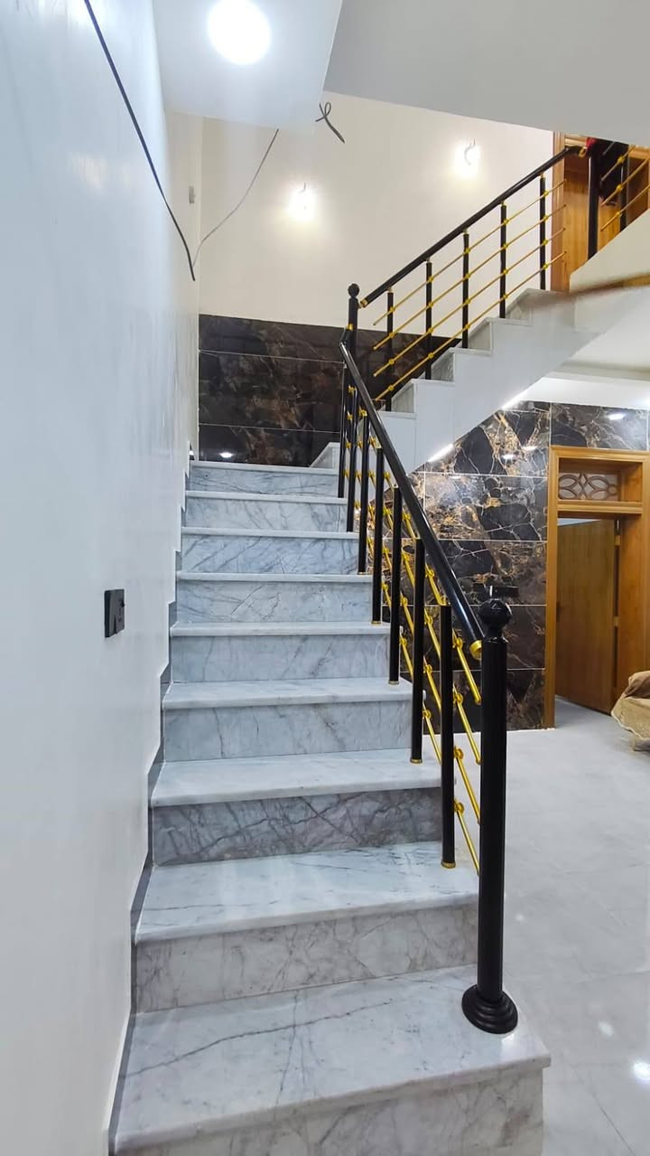 بيت 100 متر طابو صرف للبيع في حي الوفاء طابقين صب كونكريت بناء حديث 2025 
يحتوي على 3 غرف نوم و صالة ومطبخ واستقبال و2 صحيات 
قرب اسواق كرار الجابري 
السعر مناسب جداً 
للاستفسار اتصلوا على الرقم بي واتساب لان غير متواجد على الفيس 
‏‪0760 183 4221‬‏
