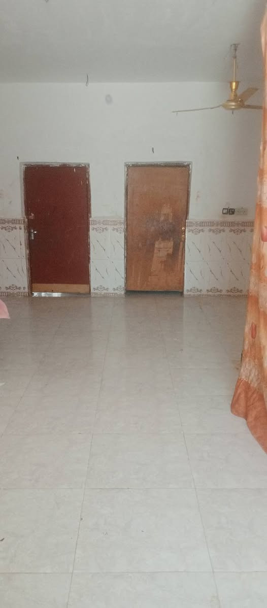 السلام عليكم
بيت للبيع
قريب على شارع اثلاثين من جيهة شيخ شبيب
2غرف 3.5×5

صاله10×4+ممر2.5×3

مطبخ3.5×3.5

ديوانيه..3.5×12.5

طارمه 15×6

صحيات اثنين

كل البيت سيراميك 

السعر 60وبيه مجال بسيط 

***********
