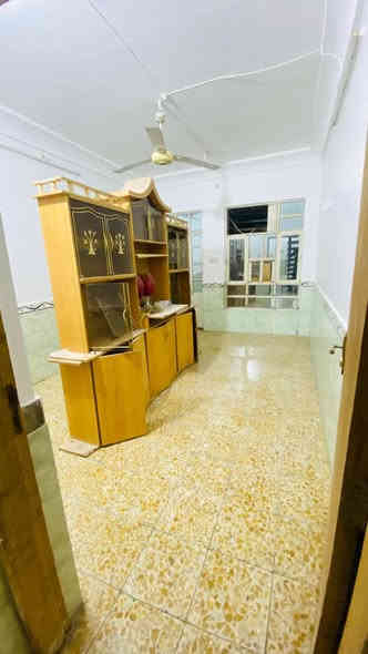 الدار للإيجار 
حي الجمعية خلف شارع الوائلي مباشرة 
المساحة 100 متر (استقبال - غرفة - مطبخ - صالة - حمامات داخلية وخارجية )
قيمة الاجار 400 الف دينار كل شهر والدفع كل ثلاثة اشهر السعر نهائي
للاستفسار الاتصال على الرقم ***********
