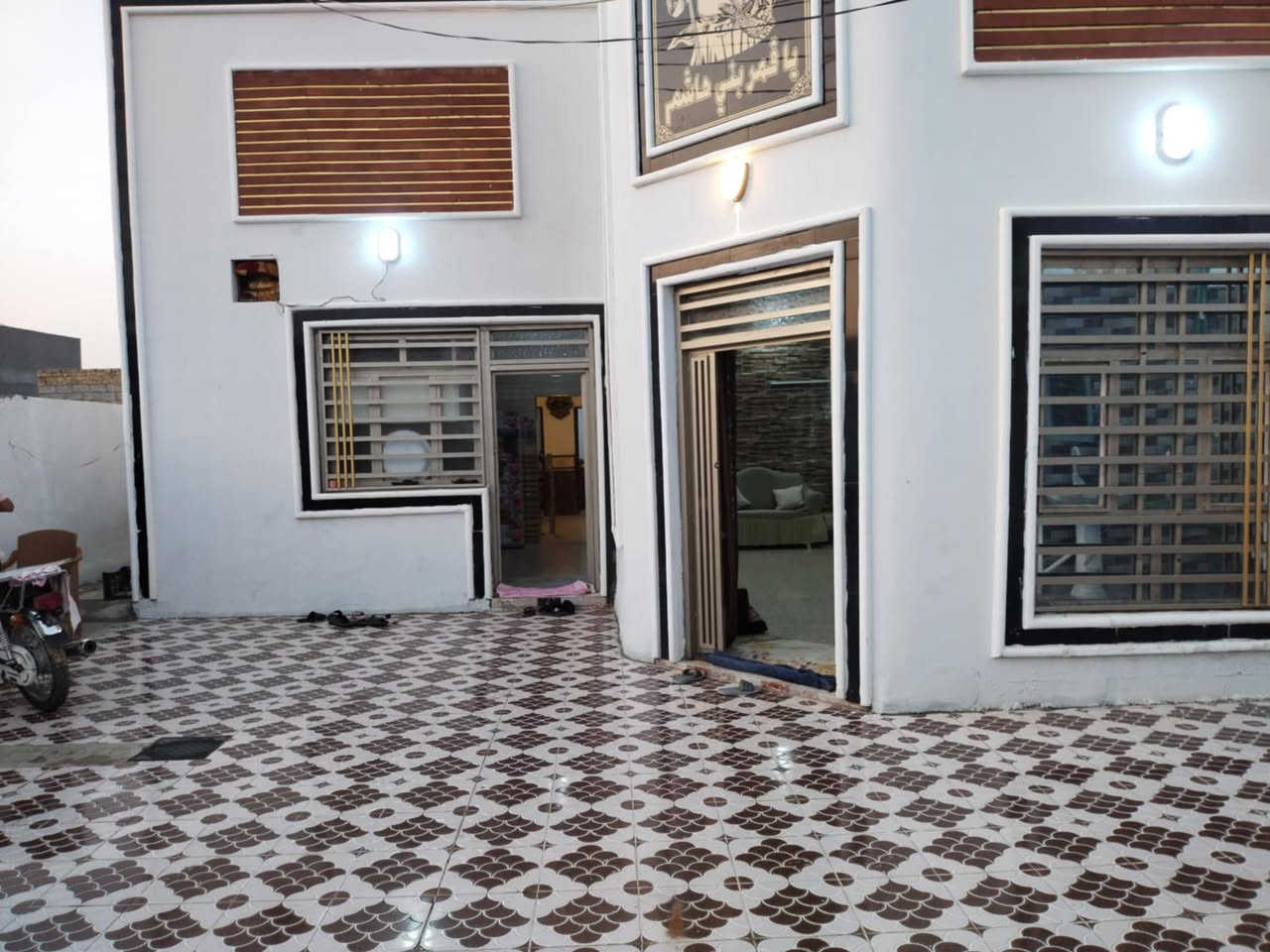 السلام عليكم بيت زراعي للبيع  سند 25 ومعامله كامله المساحه 300متر يحتوي عل استقبال ومطبخ وصاله و2غرف وصحيات خارجيه وحمام داخلي السعر 60وبي مجال للشراي الي حاب يستفسر خاص او يتصل عل الرقم *********** عنوانه ال حمد نزلت الشيخ سامي
