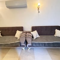 قنفات مستخدمه قليل مع ميز شاشه للبيع ٠٧٧٠٦٩٠٥٢١٤