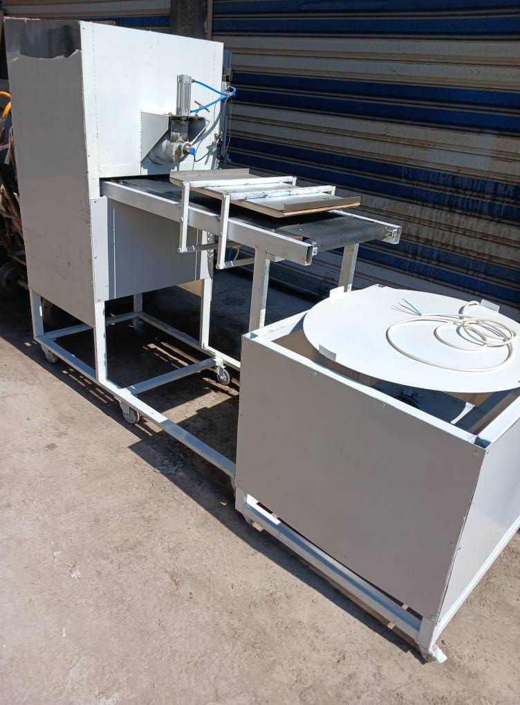 #ضمان_سنه_صيانه_وعمل 
تصنيع وصيانه قطاعات كعك ابو السمسم تقطع جميع الاوزان والاشكال 😍اصبع 😍 برازيلي 😍 بيروتي 😍 واي سرعه انت تريدها مع ميز دوار او بدون ميز دوار 😍  اني عندي فرن تجي تشتغل بيها انت بايدك على عجنتك وتشوف شغلها وتاخذها للاستفسار على الارقام
***********،،،،،  ***********.....، ***********،،،،،***********،،،***********
#قطاعات_عجانات_افران_مخبزدوار
