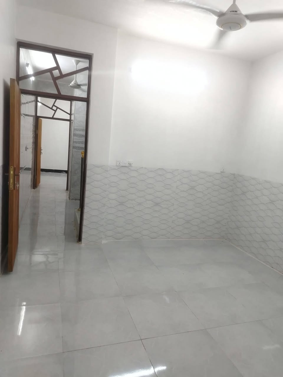 السلام عليكم يبت البيع المساحه خمسه وخمسين متر العنوان بغداد سبع قصور مقابيل حلويات الحمداني خدمات كامله تبليط ومي وكهرباء الاستفسارع الرقم ***********واتساب استقبال صارله غرفه معه قرفه فوك
