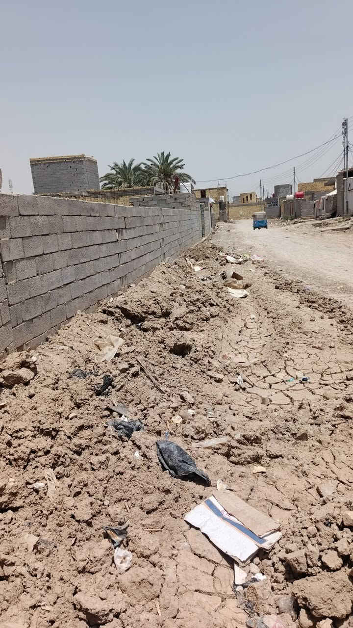 قطعة للبيع مساحة 600 متر مسيجة بالكامل جميع الخدمات متوفره ماي كهرباء مجاري
على طريق ابو ماش قرب صيدلة الثانية تبعد عن الشارع 150متر 

***********
0781437803
