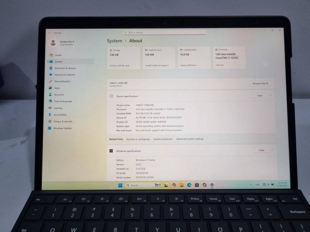 💻 للبيع: Microsoft Surface Pro 9 🚀

​🛠️ المواصفات الفنية:

​المعالج: Intel® Core™ i7-1255U (جيل ثاني عشر قوي وسريع)

​الذاكرة العشوائية (RAM): 16GB (لأداء سلس وتصفح التطبيقات الثقيلة معاً)

​التخزين (SSD): 256GB (سرعة فائقة في نقل البيانات وتشغيل الجهاز)

​الشاشة: شاشة لمس PixelSense™ بحجم 13 بوصة 

​الدقة: 2880 \times 1920 (ألوان فائقة الوضوح)

​معدل التحديث: 120Hz (سلاسة تامة في التصفح والتحريك)

​الأمان: كاميرا متطورة تدعم ميزة التعرف على الوجه (Windows Hello) لفتح قفل الجهاز بسرعة وأمان.

​البطارية: بسعة 47Wh بمعدل استخدام يومي يصل إلى 15 ساعة 🔋.

📥: لمعرفة السعر شاركنا بتعليق


**إذا كنت صاحب هذا الإعلان وتريد حذفه لأي سبب، رجاءا أرسل رسالة إلى الدعم الفني**