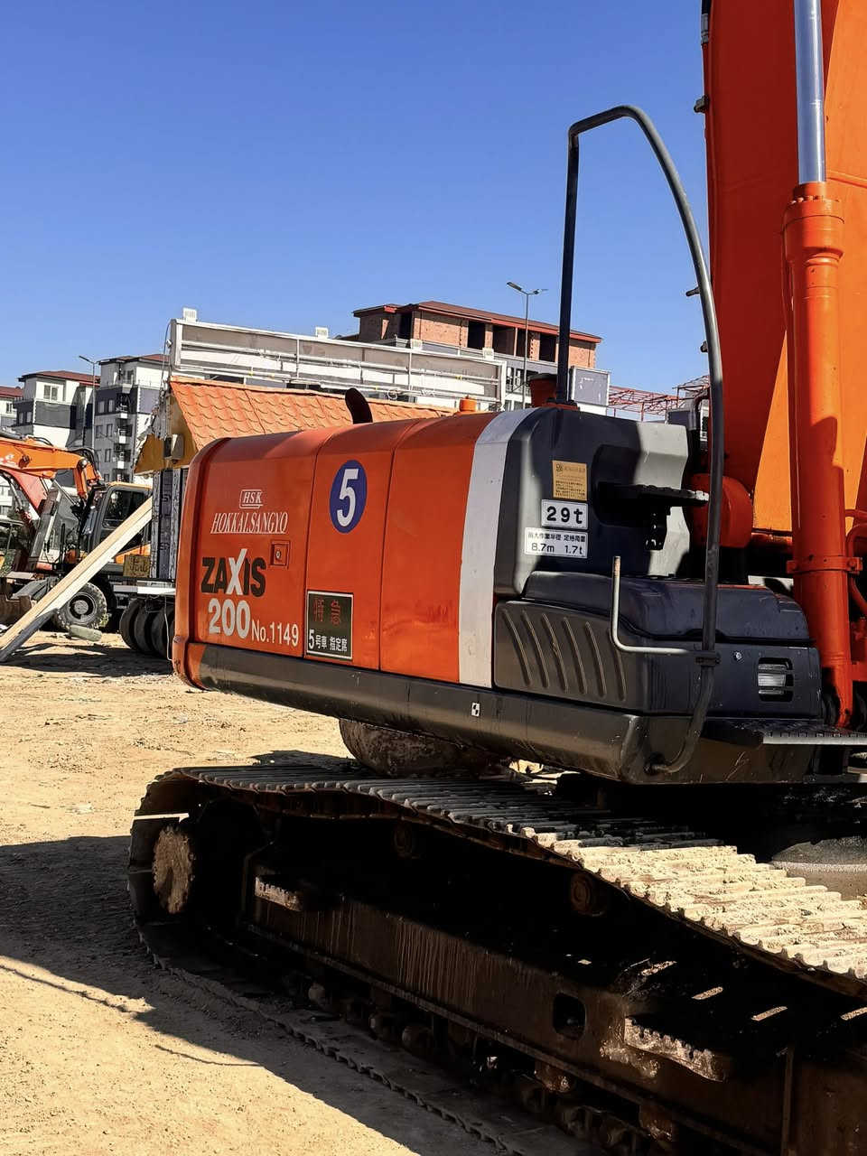 حفاره للبيع Z3حجم 200دخول جديد منفيس حفاره مكفوله كفاله عامه مكينه من مضخه من كنترول تبريد شغال ساعات العمل 5600ساعه مكان بغداد 
***********
