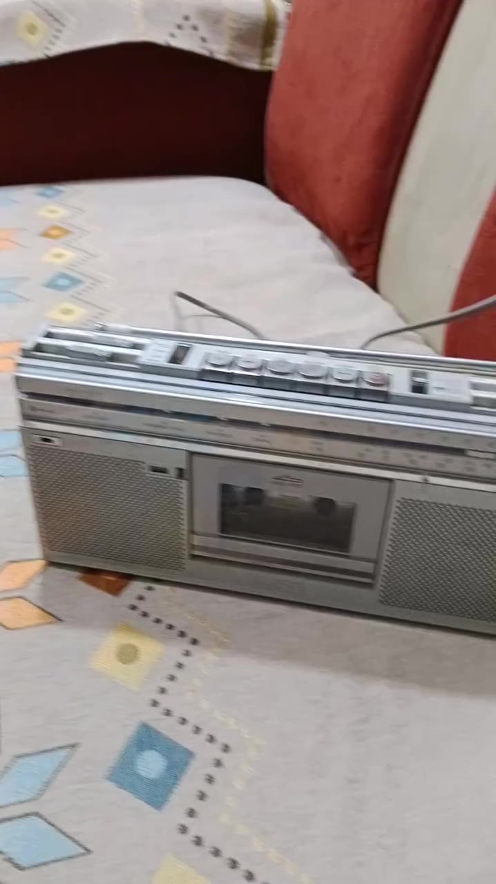 راديو مسجل jvcياباني أصلي نظيف جدا بلادي خالي من التصليح شغال راديو3 موجات ومسجل السعر 60 الف المكان بغداد ***********
