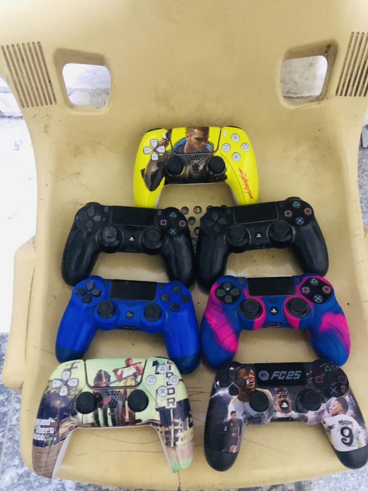 السلام عليكم 

PlayStation 4 Slimعدد (2)
(لون ابيض والثاني اسود )
مهكرات

ذاكرة 500

بيهن العاب 

عدد الجوستك 5+2احترافيات
……………………………+ 
بلازمات حجم 42 ثنين حديثات
مع كامل ملحقات

+يو بي اس شغال وجديد 

السعر 850 الف 

‭ ٠٧٧٠ ٧٨٢ ٨٥٥٦‬ 📞
