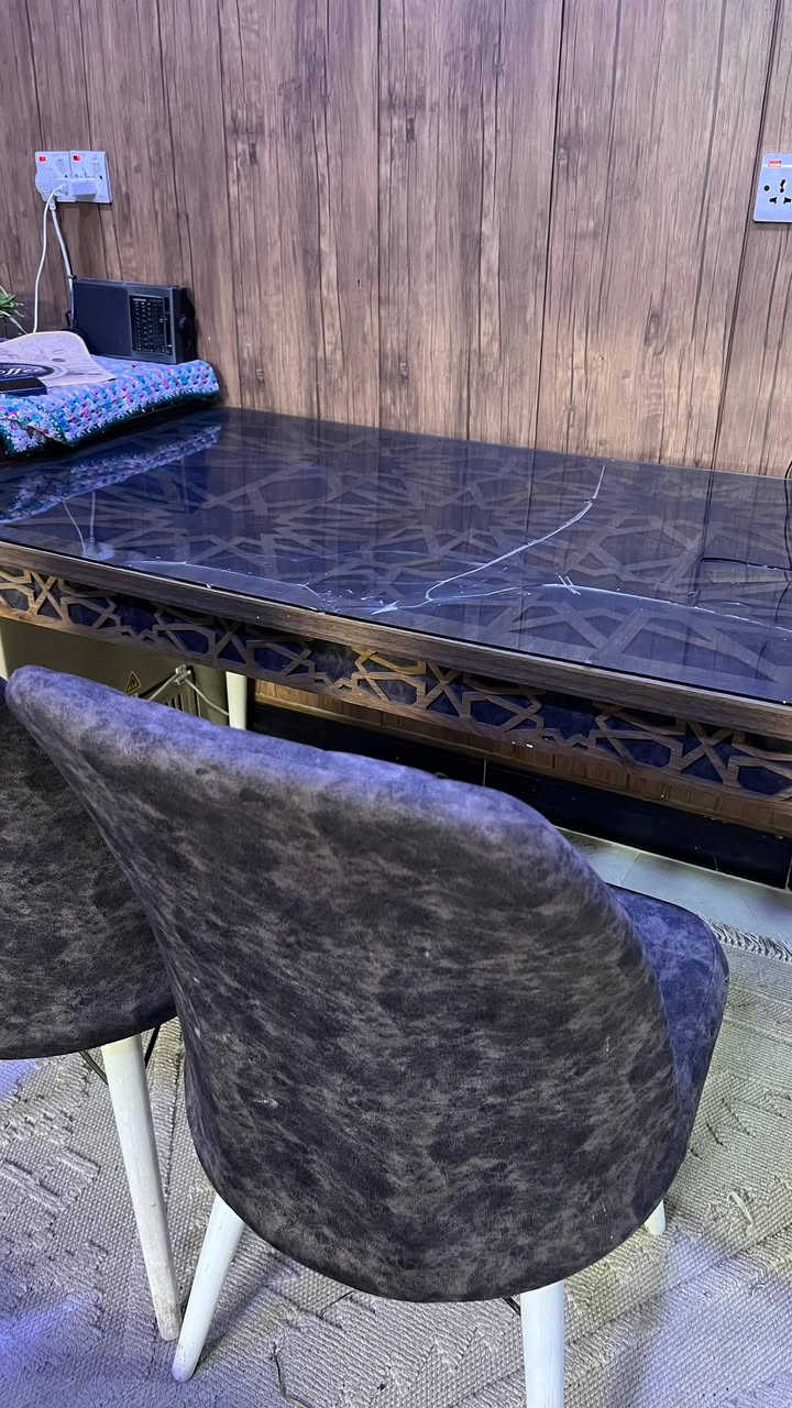 ميز طعام نضيف مابيه اي عيب فقط الجامه الفوك تكدرون تشيلوها اربع كراسي نظيفات السعر 100 وبيه مجال للاستفسار واتس اب ***********  او عالماسنجر
