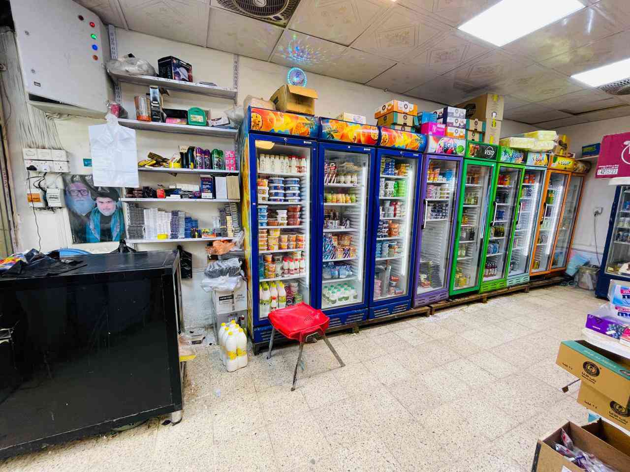 السلام عليكم اسواق للبيع
اسواق على شارع عام شغلها خير من يم الله 
بصفها فرن ومطعم 
عارضها للبيع عنوان بغداد شارع الداخل قطارع ٤٧ 
سعرها مناسب ***********
