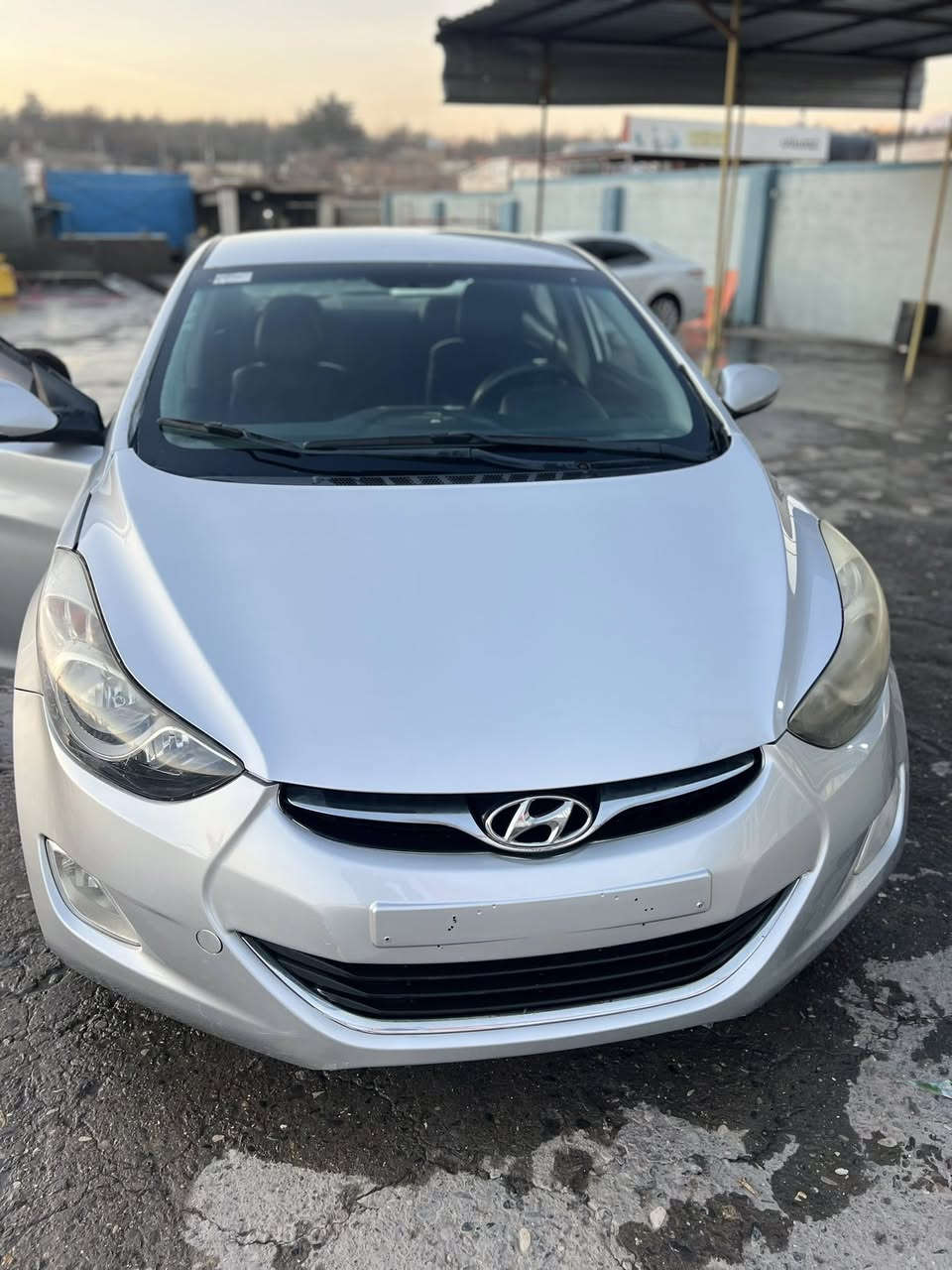 هؤندا ئافانتي دمار٢٠١١
فوله به س سلايت نيه 
ئيكؤيه 
چركه ي تيدانيه 
گيرومكينه به شت رتي ١٠ فيته ر 
توندو به نده چركه ي تيدانيه
براوه يه ي دوبه يه 
سه قفي به شه رته 
هيچي نه گؤراوه
ليدراني نيه هيچ نوكه ده رزي پيوه نيه 
خايسي نيه بني له سه ره وه جوانتره 
شوين قلادزي 
***********
