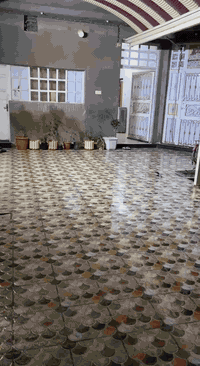 السلام عليكم 
دار للبيع المساحة 250 يحتوي على غرفتين نوم وهول ومطبخ واستقبال 
حي الامير بجوار برج ابو امير الشمري للانترنت قريب على فرن صمون ماجد مطلگ 
للتواصل ***********
