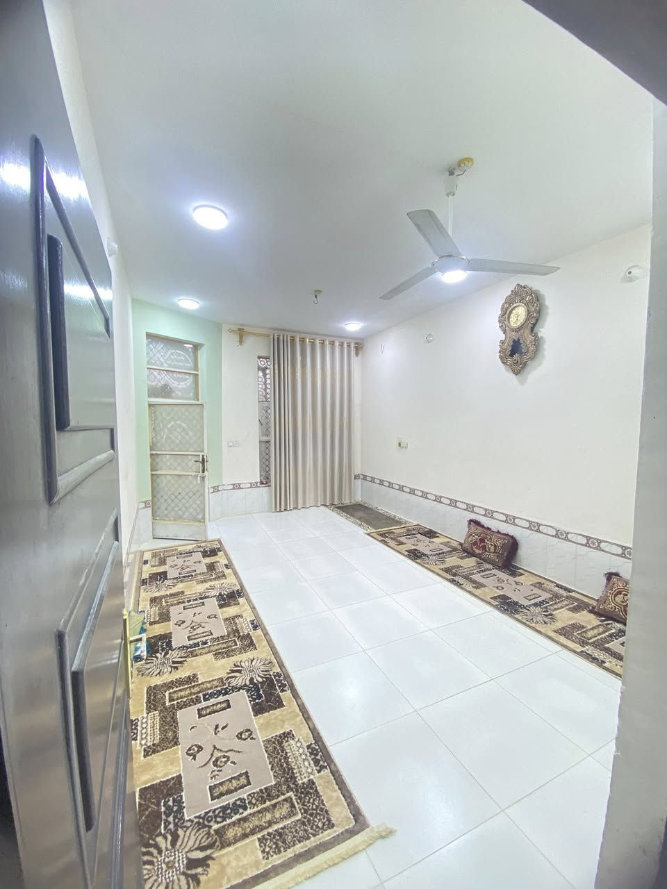 السلام عليكم بيت للبيع بمساحة200م 
حي المعلمين خلف مجمع كميل مداور ب اسم المشتري 
يتكون من غرفتين ومطبخ وصاله واستقبال ومجمع صحيات داخلي وخارجي البيت ينباع مع الاثاث السعر 92 الاستفسار ***********
