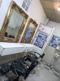 اغراض مستعمله للبيع مرايات2 ويا كراسي2 وقنبات ورفوف وبخار وغراض نواعم ...