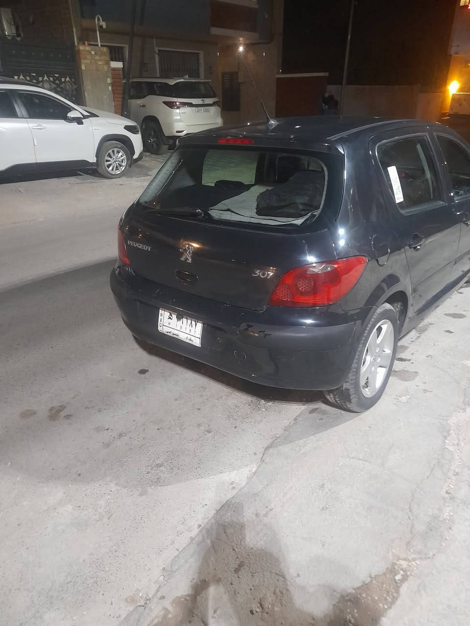 سلام عليكم شباب بيجو 307 السيارة بيها رش كلير الباب الخلف السايق كشناتها جلد تبريد ثلاجة صدر أمامي خلفي جديد المكينة حجم ٢٠٠٠ ويل كب حجم 17 السيارة معروضة ٥٣ وبيها مجال قليل الاستفسار على الرقم *********** علي ابو التمن
