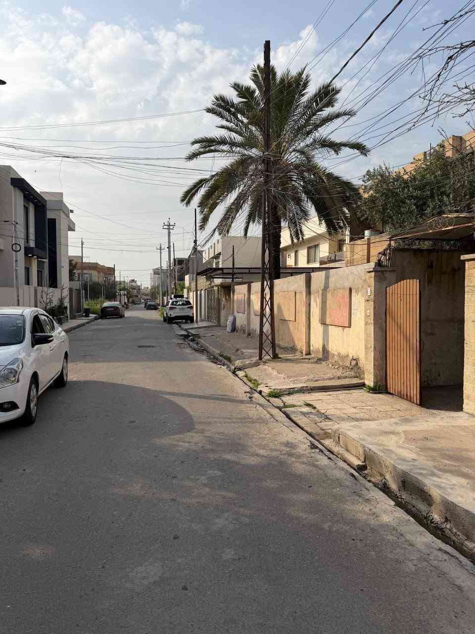 الدار للبيع 
الموقع الموصل حي المحاربين قرب شارع العجزه 
المساحة ٢٣٧ متر واجهة ٨ متر 
بأسم الشرعي 
البناء طابق واحد الاتجاه قبله 
يحتوي على مطبخ واستقبال وغرفتين نوم وحمام وتواليت 
سعر المتر مليون قابل للتفاوض 
للاتصال على الرقم ***********
او التواصل على الخاص 
مكتب نون لتجارة العقارات الكائن في حي المصارف مقابل مسبح الابراج قرب مطعم قصر السلطان 
اوقات الاتصال من الساعة العاشرة صباحا وحتى الساعة التاسعة مساء
