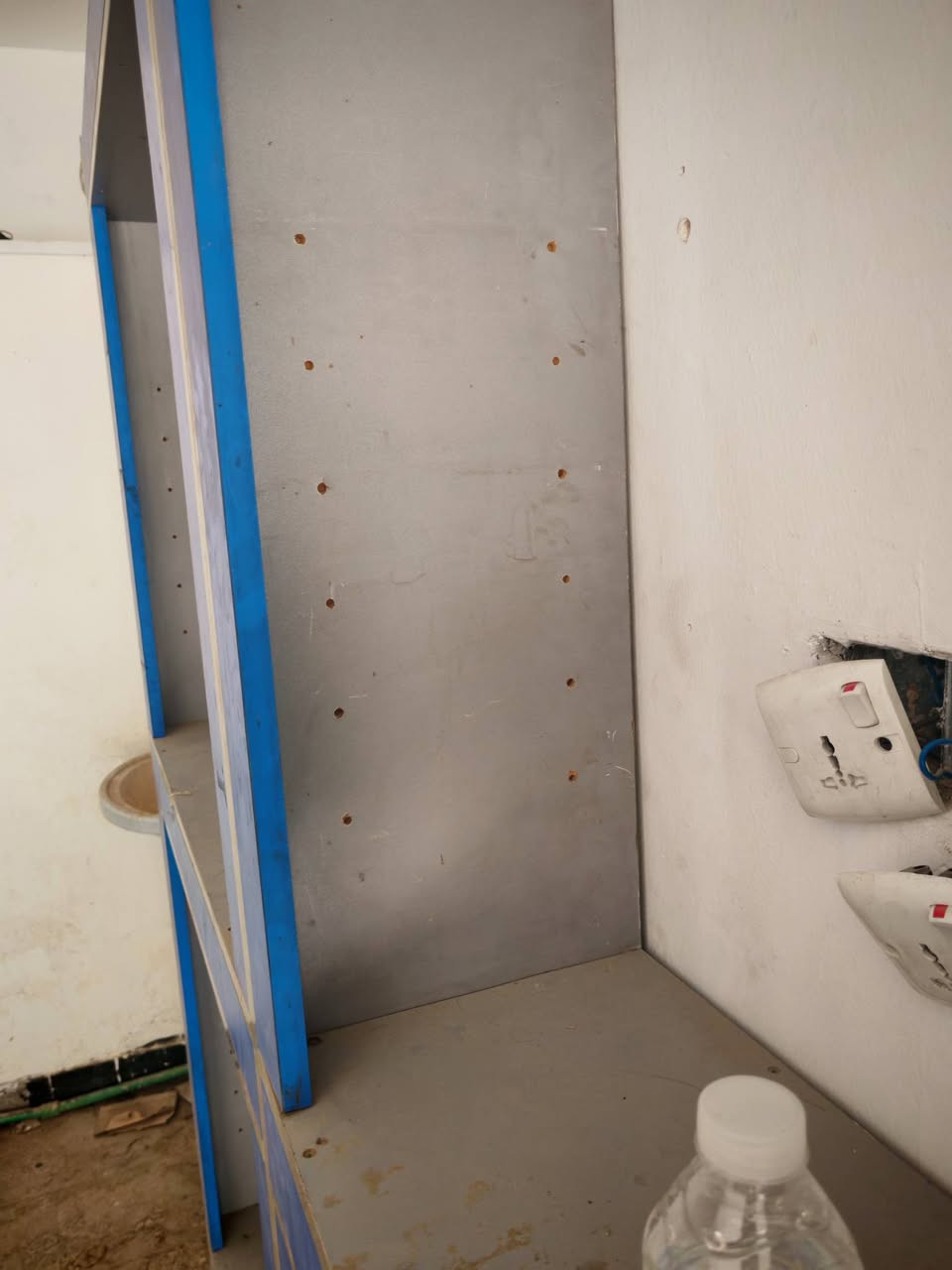 رفوف عرض متر ارتفاع مترين فواصل جام السعر للقطعتين ٥٠ الف رقمي ***********
