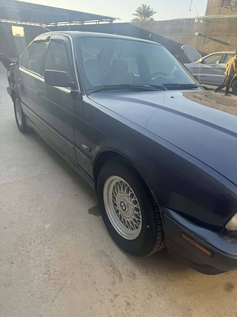 سلام عليكم شباب 525 اصل وفصل 
مكينه 25 شرط 
موديل 1995
كير جديد 
دبل ارباك  دبل جكمجه 
بجم عريض 
سلايت شغال طكتين 
تخمً تاير ويل اصلي 
حداديه. جديده 
غرفه جديده 
منظومه بانزين كله جديده 
رون ناصي تمشي 160 رونك 3
سياره مابيه كل نقص. 
رقم وسنويه جديده 
مكانه الديوانيه 
***********
