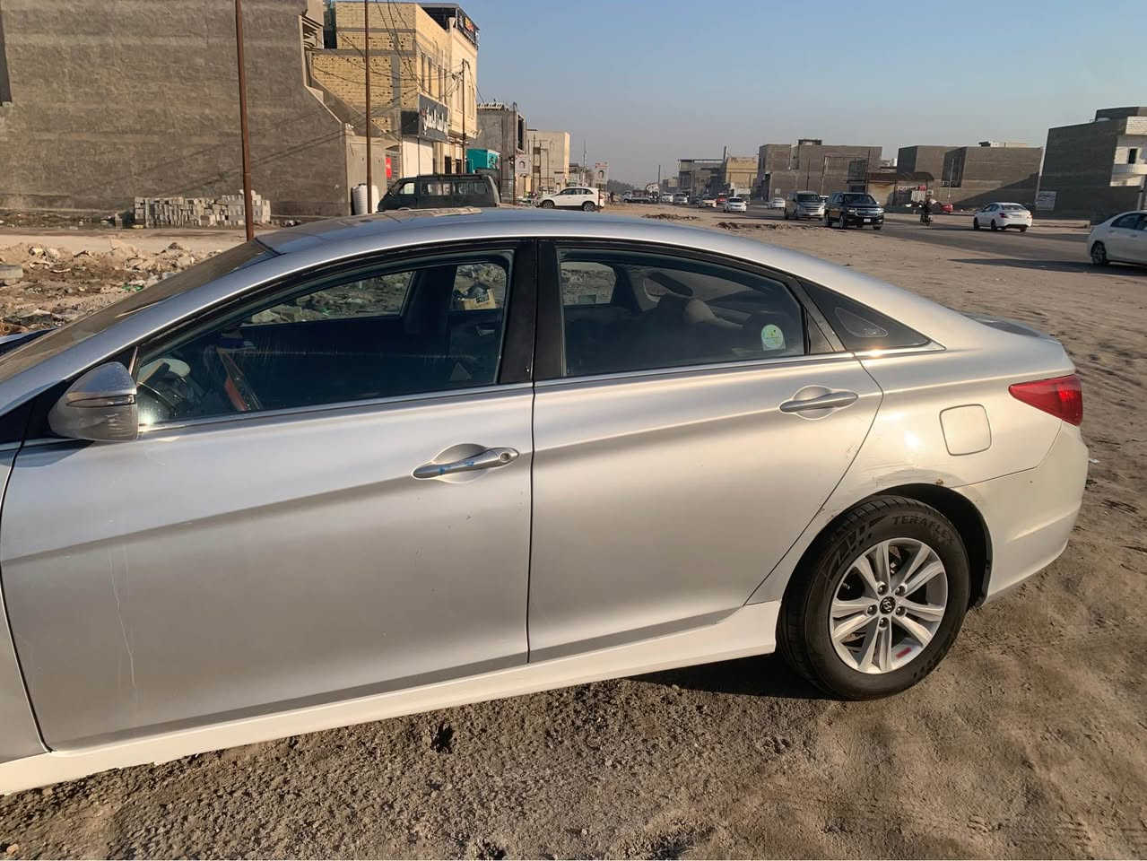 سوناتا 2012 وارد كوري بأسمي سنوية مامنتهيه 
السيارة نظيفة وعلى ايدي 
كير محرك جدد ماصارلي هواي من شديتهم
تخم تاير جديد 
حدادية توني مبدلها
مابيها ضربه قطع صبغ فقط
الكوري ماينكفل من الصبغ
سيارة حلوة وجاهزه من كلشي 
رايدها98 وبيها مجال مستعجل على بيعها
*********** البصرة, العراق
