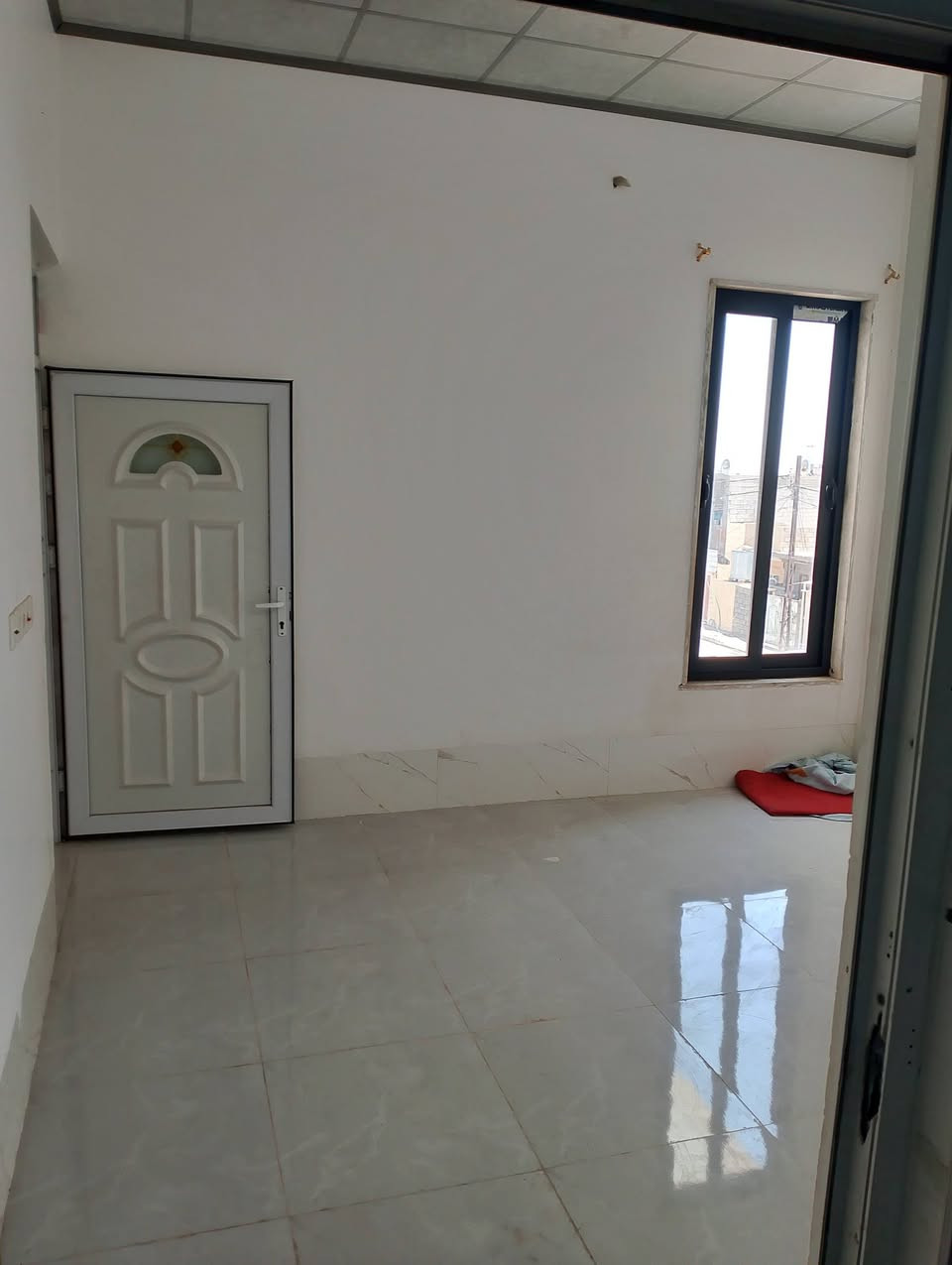 السلام عليكم شقه لليجار طابق ثاني في السماح الثانيه غرفتين هول صحيات مطبخ وستقبال بناء 🏢 حديث فول فول على الشارع العام موقع مميزه التواصل مع مكتب صفوان السنجاري شقق الخظراء او على الارقام التالى ***********اسيا ***********
