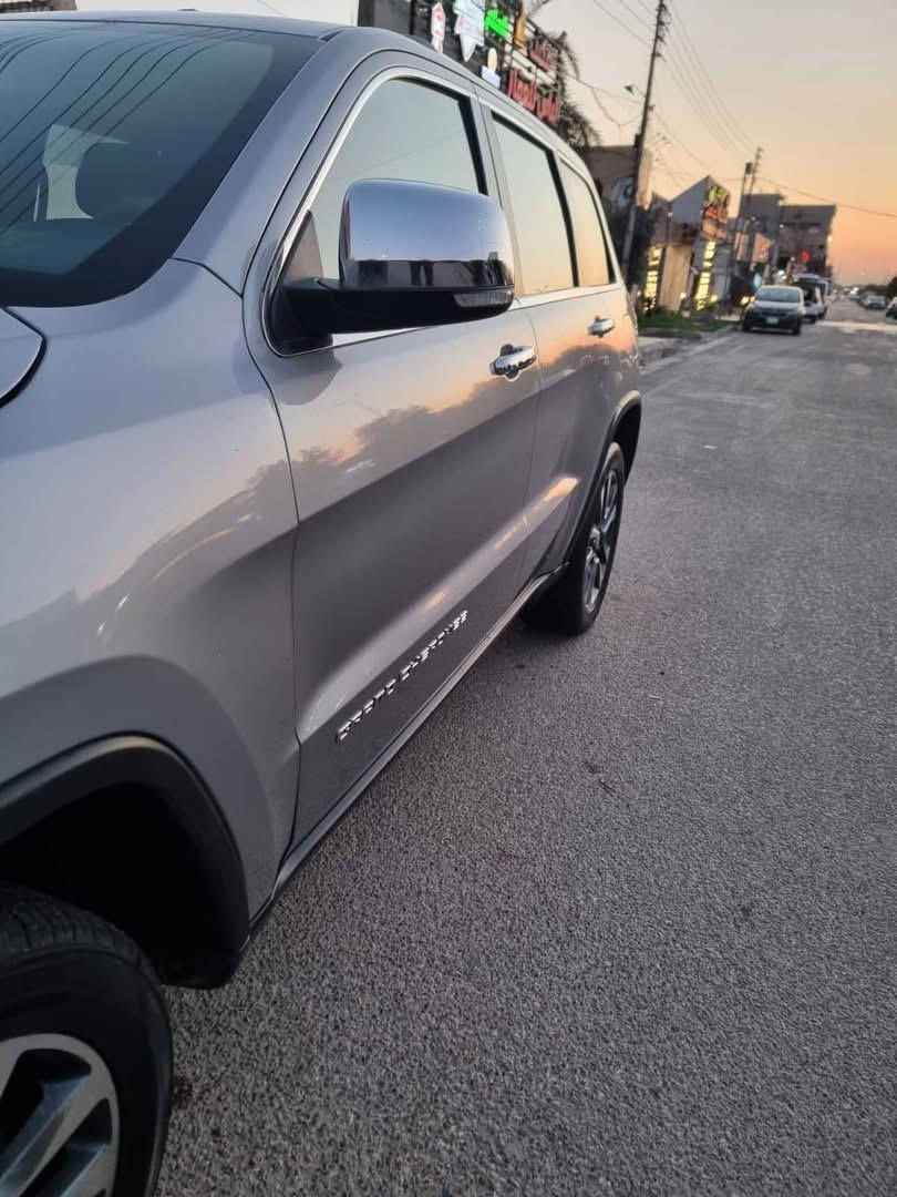 للبيع فقط 📌 
جيب موديل 18 فول مواصفات حادثها جاملوغ جهة السايق مبدل وتعديل ربع البنيد بدون دواخل
ماشية ١٣٥ مايل بدون اي نقص تخم تاير جديد مبدل بساتم مال ١٤ يعني بنزين عادي تستقبل وبدون ادوانز والسيارة نصبتها حلوه
 السنوية بأسمنا
 السعر ١٧٥٠٠ بيها مجال 
للاستفسار  *********** 
 العنوان /بغداد /حي الجهاد
