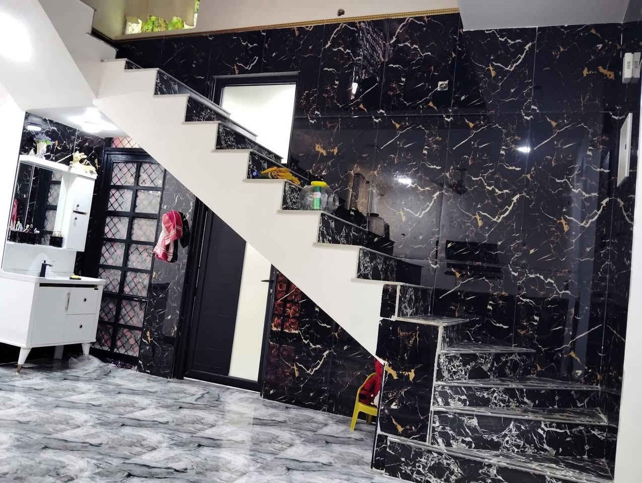 السلام عليكم ورحمة الله وبركاته
دار للبيع 🏠  طابق واحد مساحتة 180طابو زراعي سند 25 

بناء حديث محتوياته غرفتين وصاله ومطبخ حار بارد كليدور 

مجمع صحيات داخليه وخارجية ومناور عدد 2 حديقه وكراج 

تبليط عرض الشارع 8 تقسيم نظامي 

العنوان زوير الغربي

للسكن العائلي ويتميز بقربه من كافة الخدمات، فرصة 

ممتازة للسكن أو الاستثمار. 🏡✨

للاستفسار أو الحجز يرجى الاتصال على الأرقام التالية:

***********

كما يمكنكم مراجعة مكتب التصميم العقاري

ولمن يرغب في عرض عقاره للبيع أو الإيجار، 

يمكنه مراسلتنا مباشرة.
