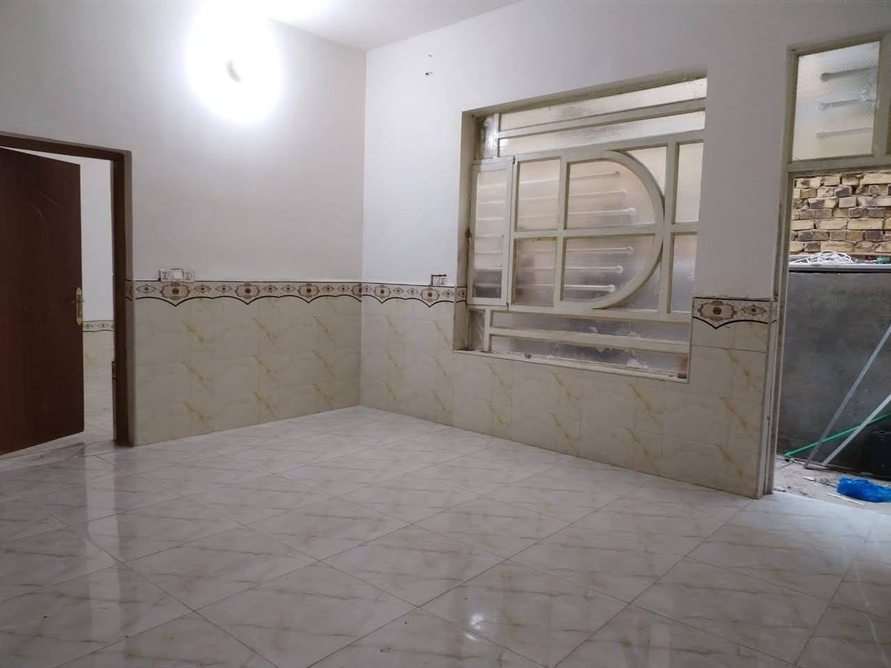 بيت للبيع المساحه ٢٢٠م يحتوي على غرفتين نوم واستقبال كبير ٥ في ٩ وصاله ٥ في ٧ ومطبخ ٥ في ٤ وصحيات داخلية وخارجية مكشوفه عدد ٢ بناء طابوق
 اساس وسقف كونكريت البيت عالي عن الشارع تبليط بالباب مكان كلش راقي وهدؤ كافة الخدمات موجوده للعلم البيت مشمول بقرار الطابو العنوان الكوفة علوة الفحل شارع الزوار عمود ٤٥ وتنزل شارع تبليط السعر ٧٥ اي استفسار الاتصال على الرقم ***********
