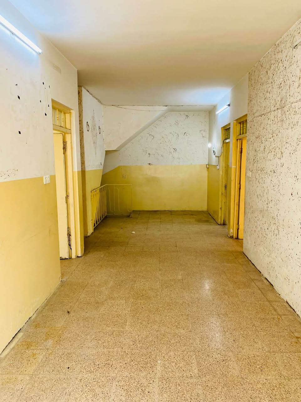 شقة للايجار طابق ثاني ركن تقع على شارعين شارع 15م شروق المساحة200م تقريباً وفيها كراج سيارة 
حي الرفاق قرب جامع الروضة المحمدية  

للأستفسار
 ***********

