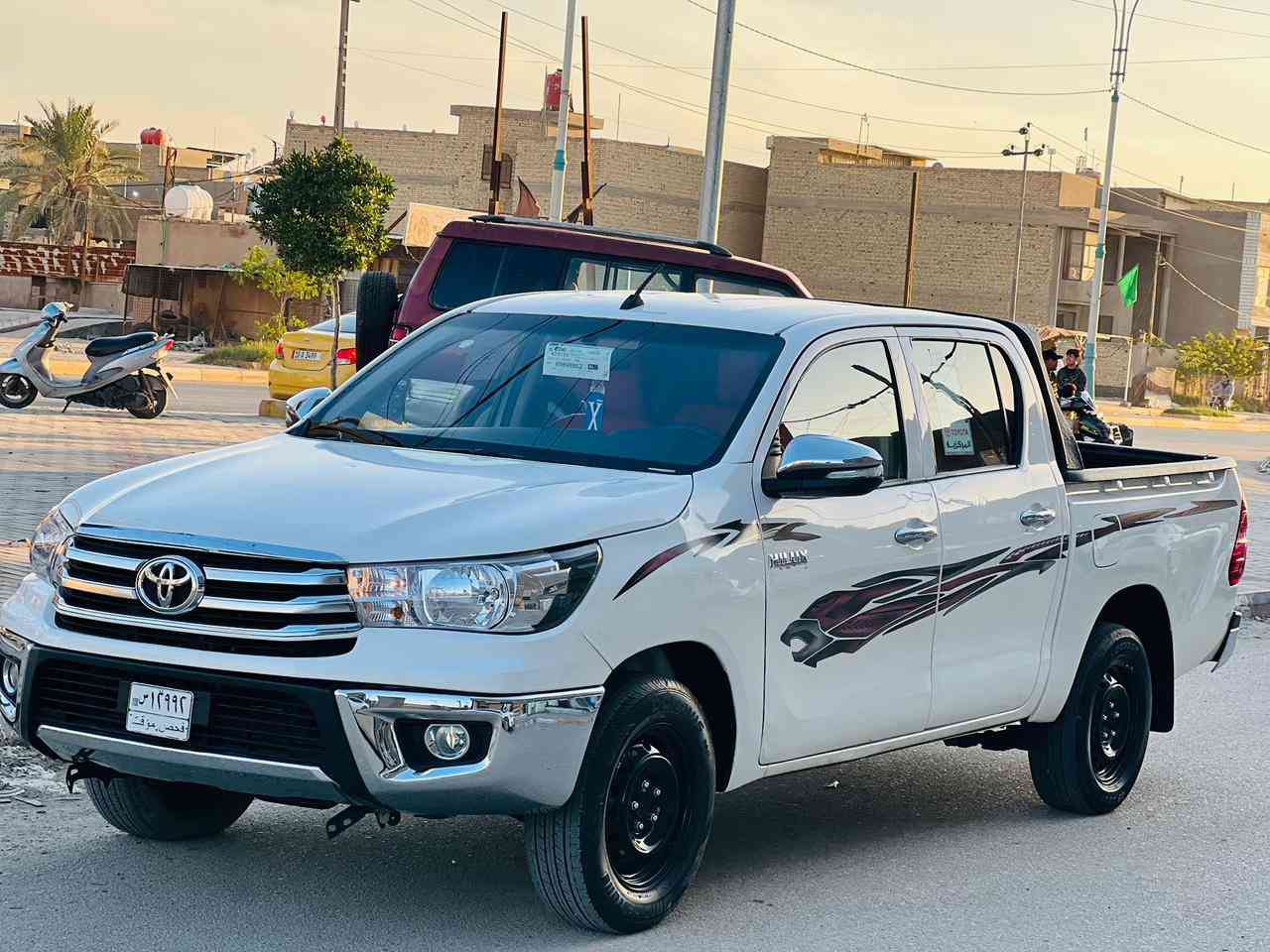 السلام عليكم للبيع بيكم تيوتا  هايلوكس2023حره بدون رقم منفيس بسمي  اوتماتيك سياره جديده وجاهزه من كلشي مكينه كير تبريد حداديه تخم تاير السياره بيهه جاملغ وبنيد مبدلات ماعايزه شي ماشيه 60 السعر188 وبيهه مجال استفسار *********** عنوان سماوه المركز ❤️
