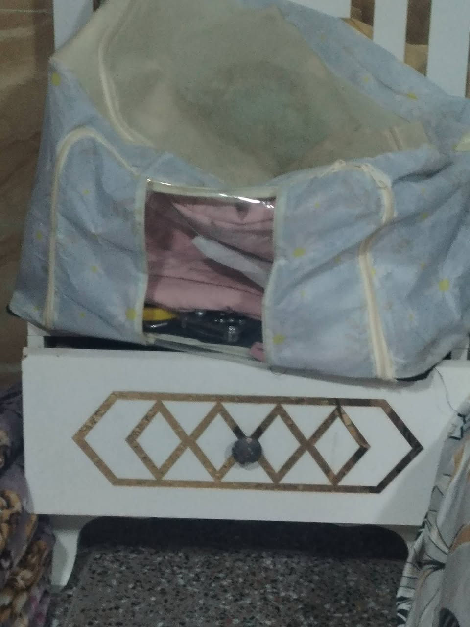 السلام عليكم كنتور للبيع ويا ميز مرايه وموجود مجراته ويا ملحقاته من عده سرير السعر 200 وبي مجال الرقم*********** محافظه النجف نيسان)
