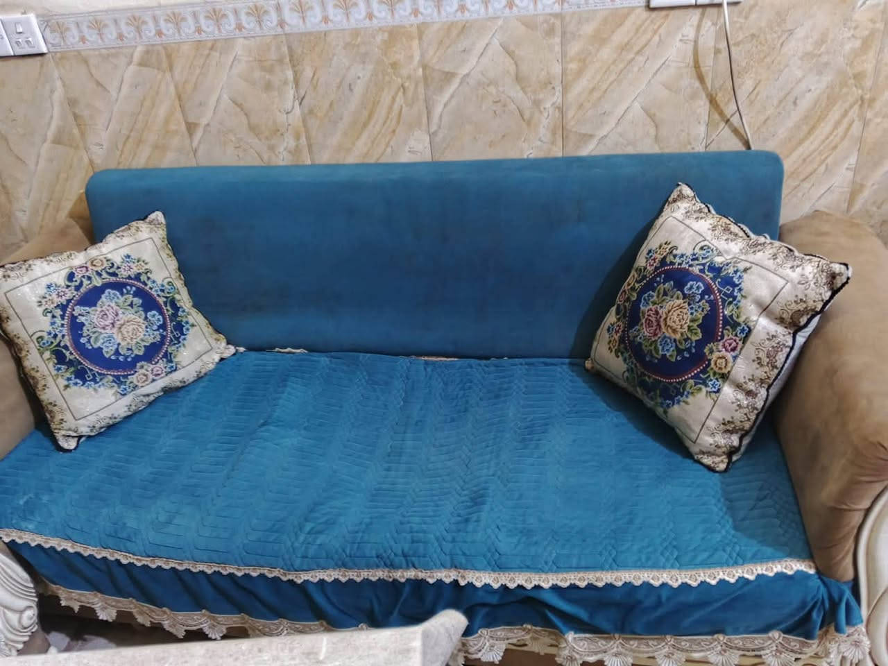 تخم للبيع النظافة شوفت عينك 
المقاعد عدد 10 
سعره ٢٥٠ وبي مجال 
للاستفسار رقم الهاتف 

‭***********‬
