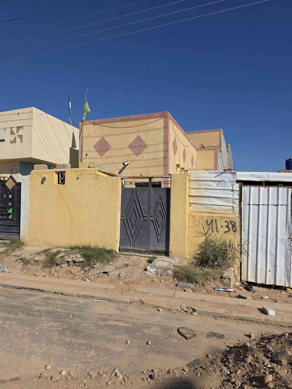 بيت للايجار مساحه 100طابق ونص غرفتين وصاله وستقبال وصحيات خارجيه وداخليه البيت نضيف المكان كربلاء الطاقه مقابل اساله المي خلف مستشفى التركي قريب ع شارع حدائق العتبه البيت حاليا جاهز للسكن 350ايجاره الهاتف ***********
