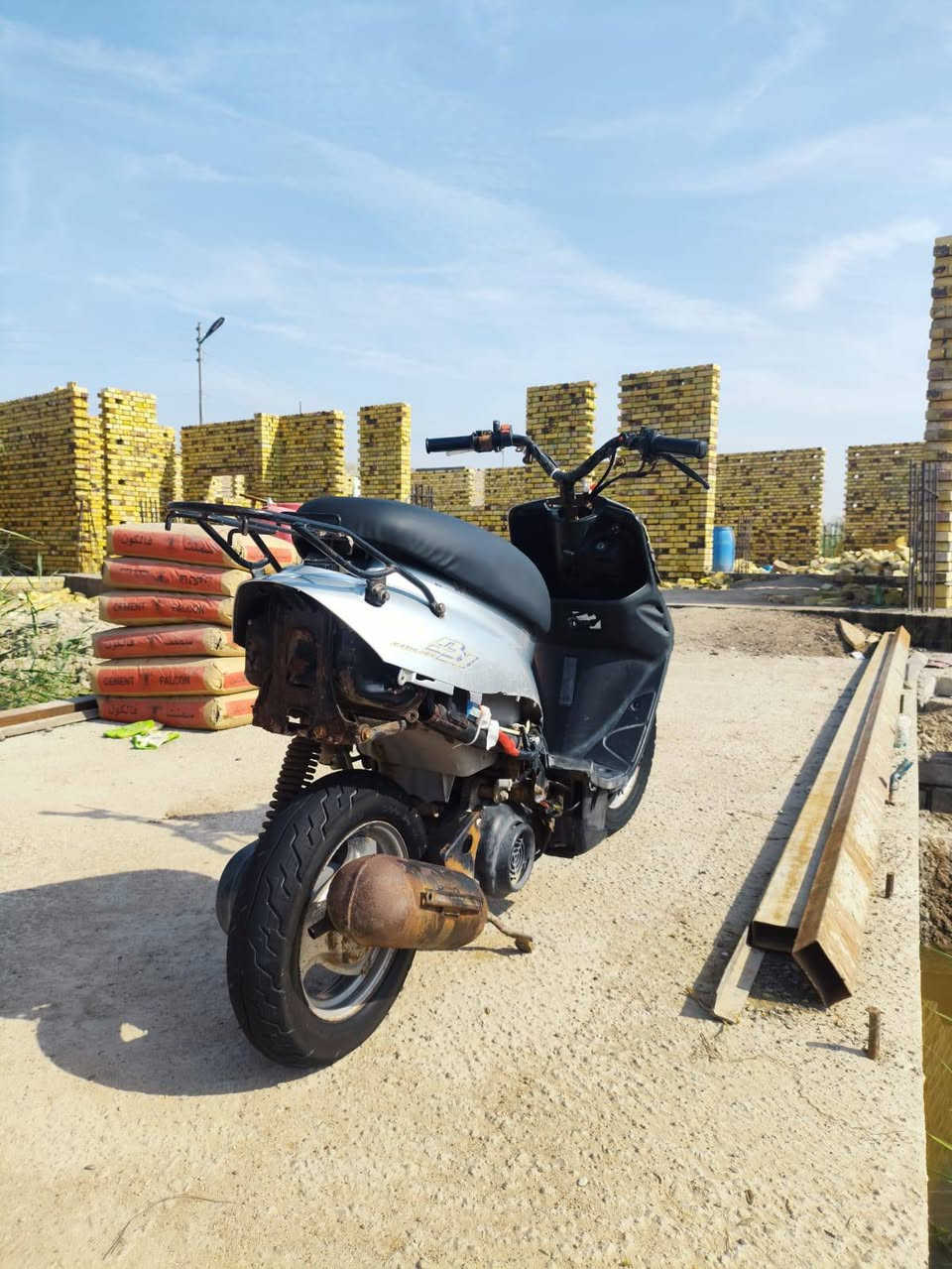 سلام عليكم دراجه تسعه لبيع دراجه نضيفه وكله شغال وغراضه كامله مكان البصره المدينه سعره 200وبيه مال وباقي تفاصيل يم  ***********
